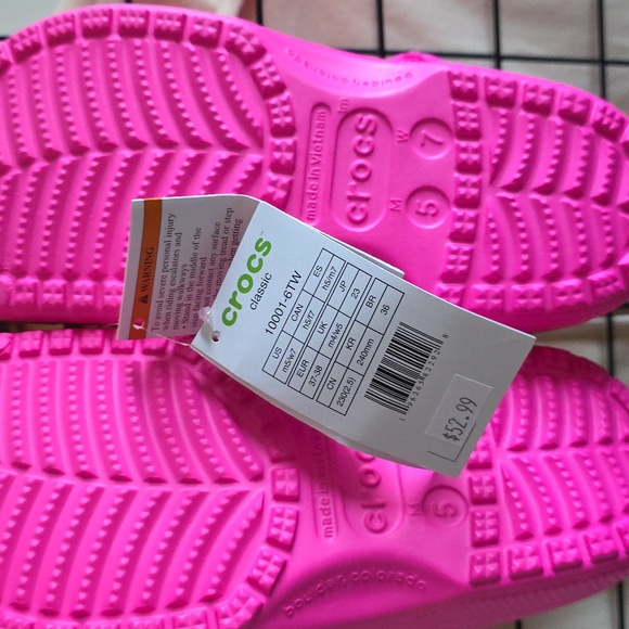 NWT CROCS Vibrant Pink Water Shoes - Picture 4 of 6